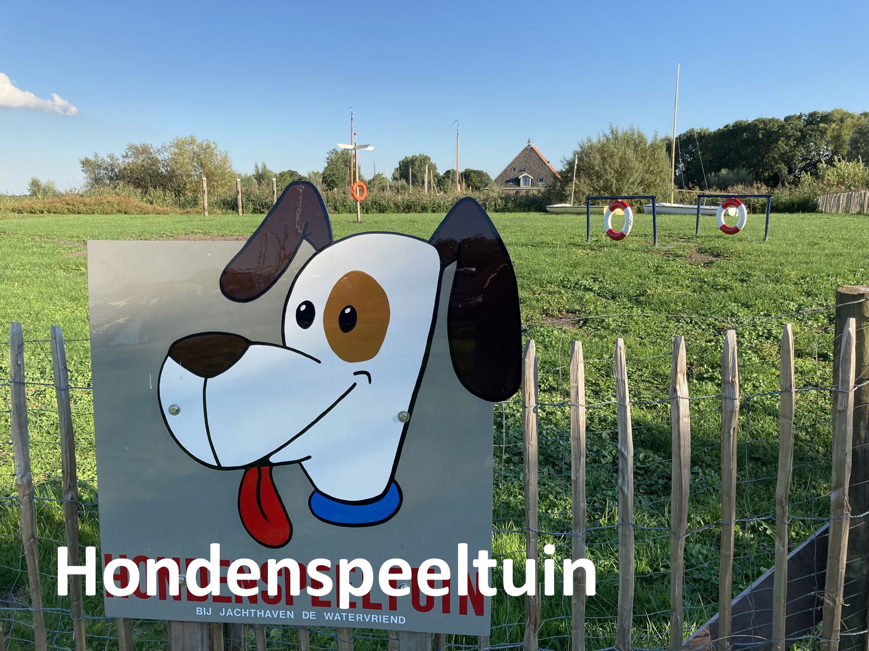 Hondenspeeltuin_hond_aan_boord_Hondvriendelijk_Varen_Jachthaven_de_Watervriend_Friesland